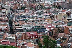 Vista del entorno urbano y montañoso del distrito de Nou Barris en Barcelona