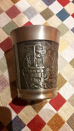 Antiguo vaso decorativo fabricado en aleación de estaño