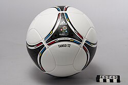 Balón oficial Adidas Tango 12