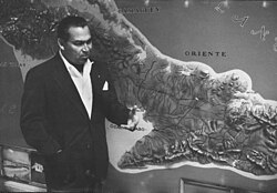 Fulgencio Batista frente a un mapa de Cuba