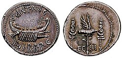 Moneda romana antigua o denario con símbolos militares