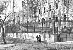 Edificio en construcción cubierto de andamios hacia 1891