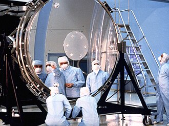 Montaje del espejo del telescopio espacial Hubble en 1990.