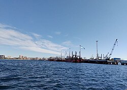Navegación turística alrededor del muelle Luis Piedrabuena.