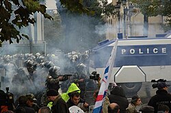 Si el Estado se extralimita en sus funciones o ignora los derechos de los ciudadanos aumenta la inseguridad de la población.