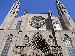 Interior de la basílica de Santa María del Mar, destacando sus esbeltas columnas octogonales.