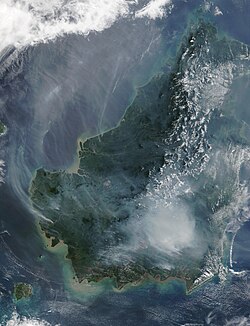 Imagen de satélite de incendios y humo en Borneo