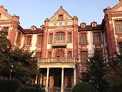Escudo o representación institucional relacionada con la Universidad de Shanghái Jiao Tong