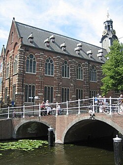 Edificio de la Academia de la Universidad de Leiden junto al canal Rapenburg