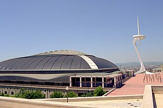 Vista exterior del Palau Sant Jordi y de la Torre Telefónica
