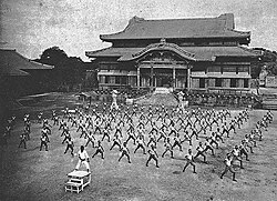 Entrenamiento de karate en Okinawa