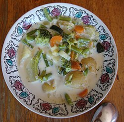 Plato de sopa de verduras tradicional finlandesa