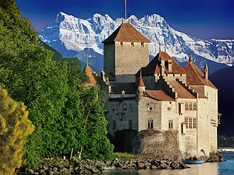 Vista panorámica del castillo de Chillon junto al lago Lemán