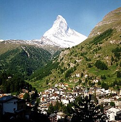 Ciudad suiza de Zermatt al pie del monte Cervino