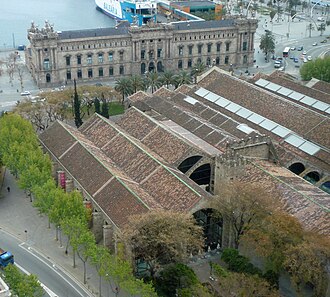 Vista lateral del Museo Marítimo de Barcelona dentro del edificio de las Atarazanas Reales.