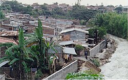 Construcción de una defensa ribereña en Colombia