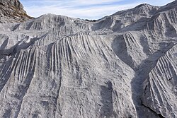Superficie de lapiaz estriado en una zona montañosa de Austria