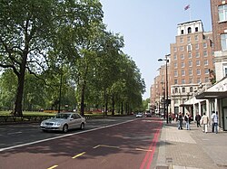 Park Lane mirando hacia el norte, con Hyde Park a la izquierda y el Grosvenor House Hotel a la derecha.