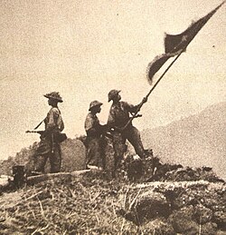 Soldados vietnamitas izan su bandera en Dien Bien Phu