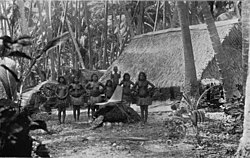 Fotografía histórica de habitantes y viviendas tradicionales en Nauru en el año 1896