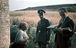 Mujer gitana con un policía alemán y el psicólogo nazi Robert Ritter