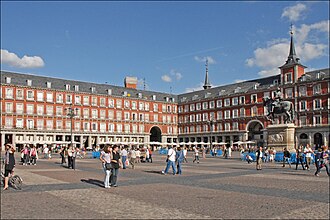 Ceremonia de salida del rally en la Plaza Mayor de Madrid