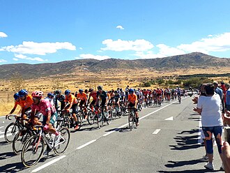 Ciclistas de la Vuelta a España 2022 en una carretera de Segovia