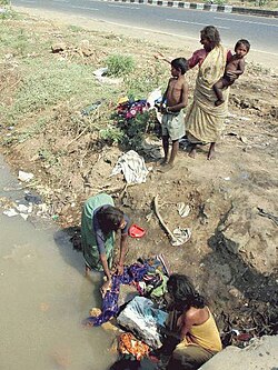 Mujeres lavando ropa en una zanja en Bombay, India