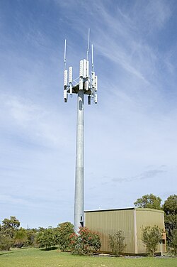 Antena de telefonía móvil instalada en una estructura exterior