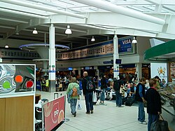Interior de la terminal del aeropuerto