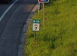 Fragmento de indicador kilométrico situado en la ruta.