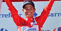 Esteban Chaves con la camiseta roja de líder en la Vuelta a España 2015