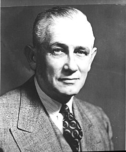 Robert L. Garner, presidente de la Corporación Financiera Internacional en 1949