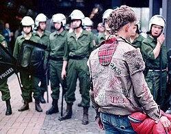 Persona punk frente a la policía