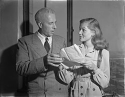 Howard Hawks junto a la actriz Lauren Bacall en 1943