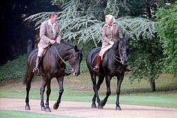 El presidente Ronald Reagan y la reina Isabel II montando a caballo en 1982