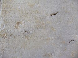 Fragmento de la parte conservada de la Crónica de Paros en el museo arqueológico de la isla.