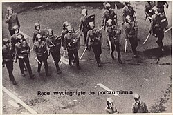Escuadrones de la ZOMO polaca con porras policiales preparándose durante la ley marcial en Polonia, 1981-1983