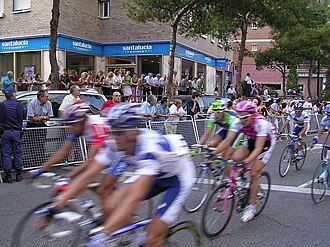 Pelotón de la Vuelta a España 2004 a su paso por Zaragoza