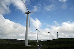 Aerogeneradores ubicados en una zona rural de Asturias.
