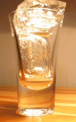 Derretimiento de cubos de hielo que ilustra el proceso físico de fusión.