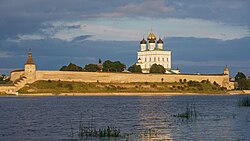 Vista panorámica de Pskov y el río Velíkaya