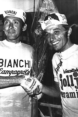 Saludo entre Martín Emilio Rodríguez y Fausto Bertoglio en el Giro de Italia 1975
