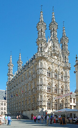 Fachada del Ayuntamiento de Lovaina en la Grote Markt