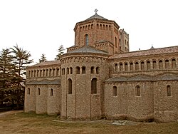 Ábsides con decoración lombarda en Santa María de Ripoll.
