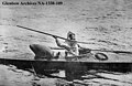 Cazador inuit en kayak con un arpón en 1908