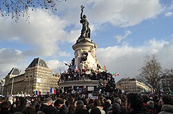 Manifestantes congregados alrededor de la estatua en la Plaza de la República.