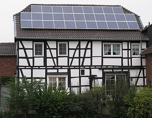 Instalación de paneles solares fotovoltaicos en un tejado