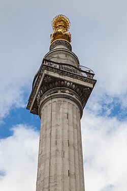 Urna dorada con forma de fuego situada en la parte superior del Monumento.