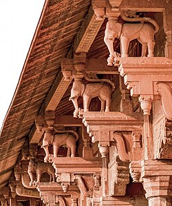 Soportes de columna en forma de elefante en el Fuerte de Lahore
